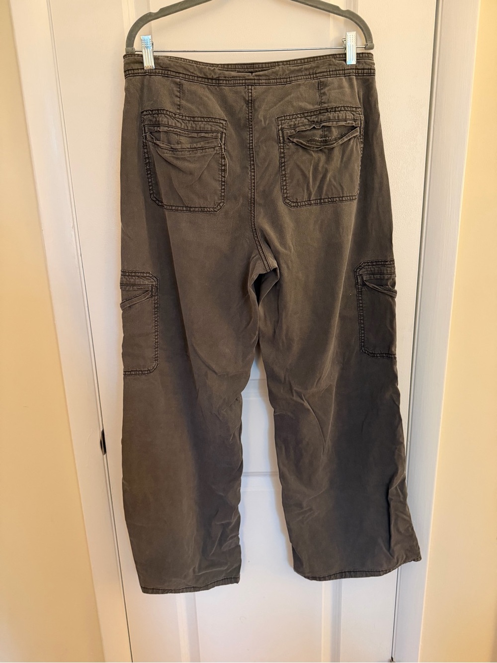 American Eagle Outfitters Women’s Olive Cargo Pants - Picture 2 of 3